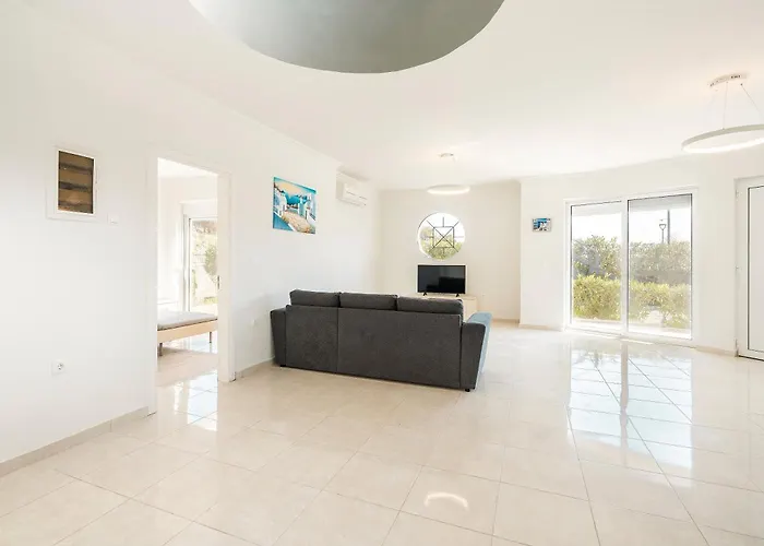 Lazarus Glistra Villa