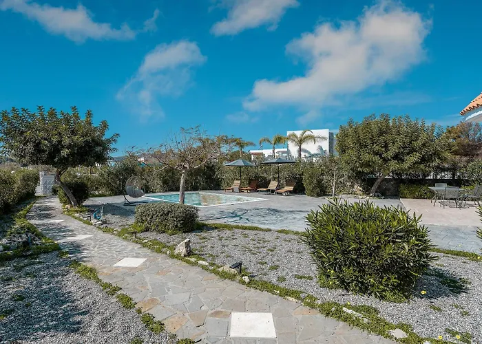 Lazarus Glistra Villa